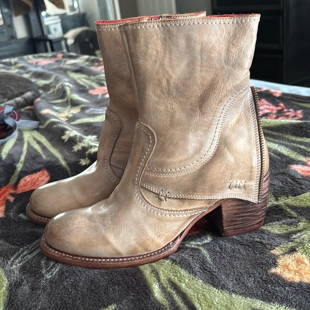 Bedstu boots. Half zip booties.